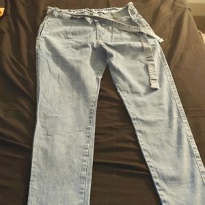 Skinny jeans with belt